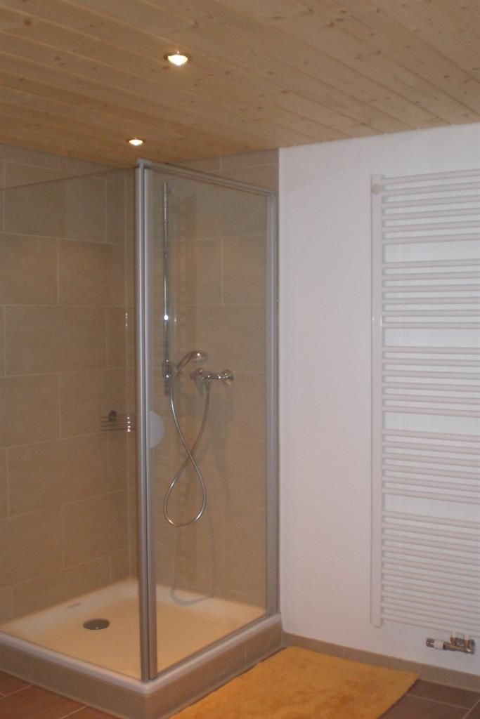 Dusche im Badezimmer