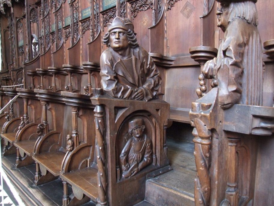 Das gotische Chorgestühl in St. Martin in Memmingen.