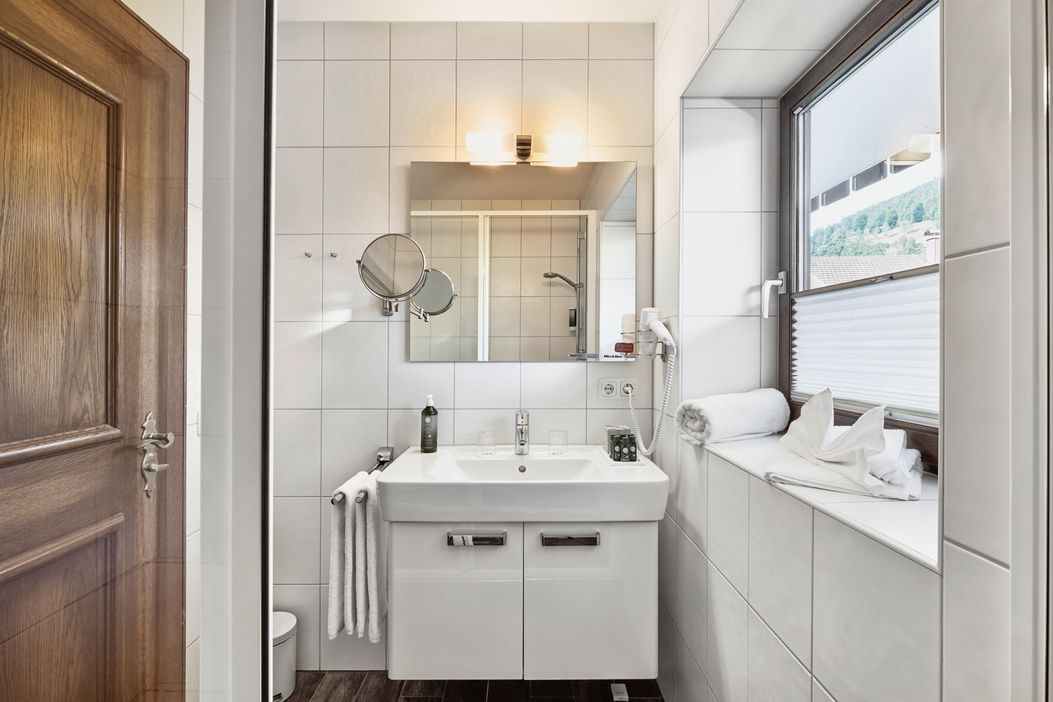 bad-junior-suite-07-koenigshof-health-and-view