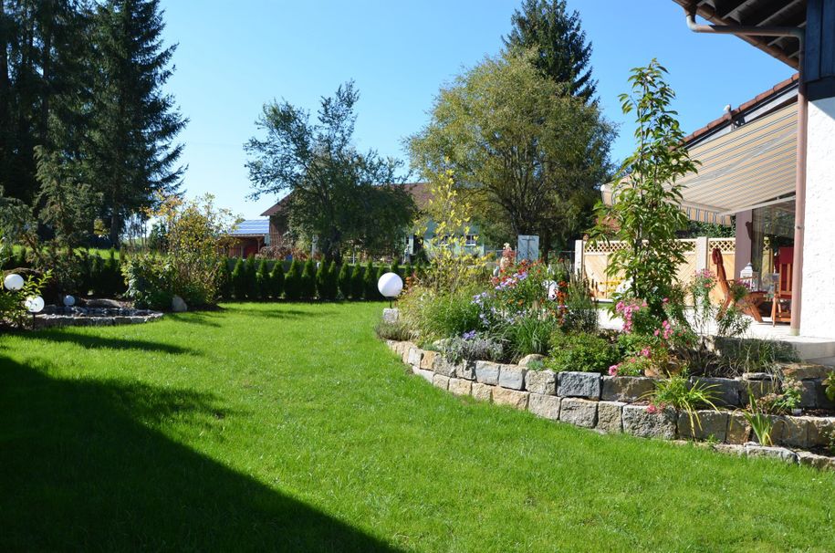 große sonnige Terrasse + Markise