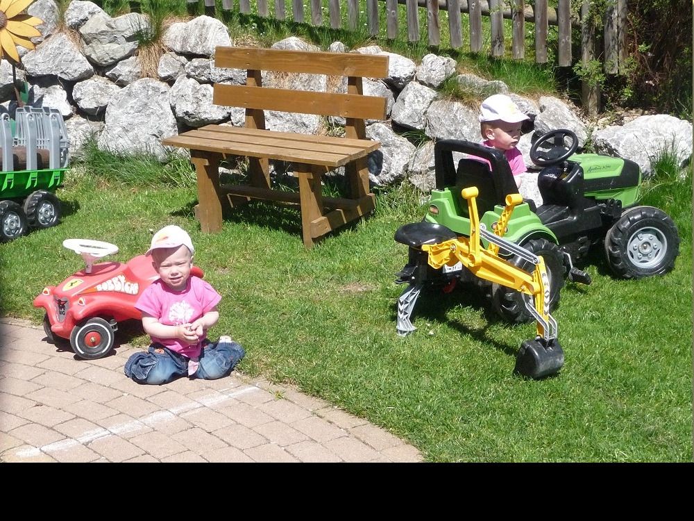 unserkinder-fuhrpark_ausschnitt_1002x666