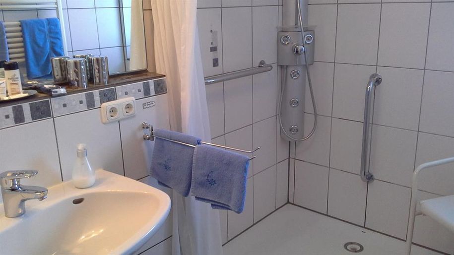 Fremdenzimmer-Bad, li. Seite
