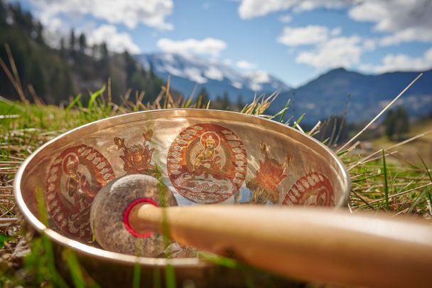 Klangschale mit Bergblick