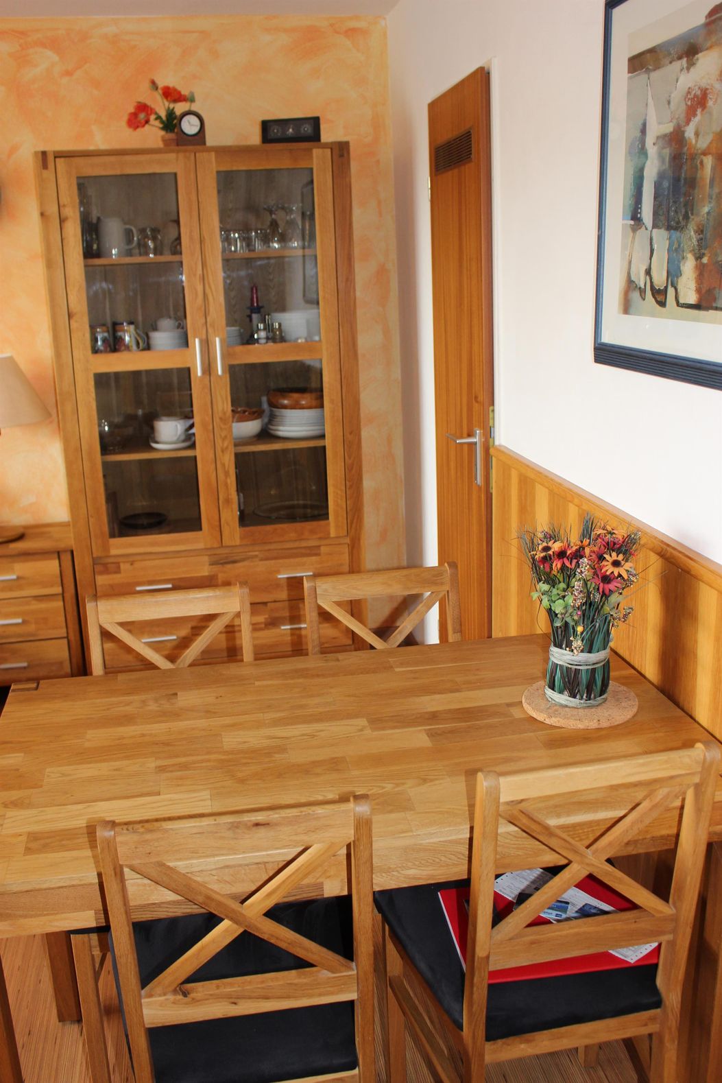 Esstisch und Geschirrschrank