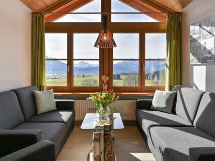 berghofkinker-panoramablick-wohnzimmer