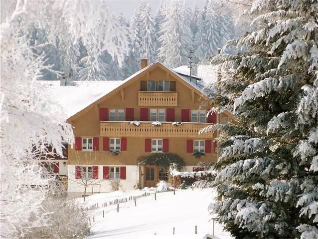 Hausansicht im Winter