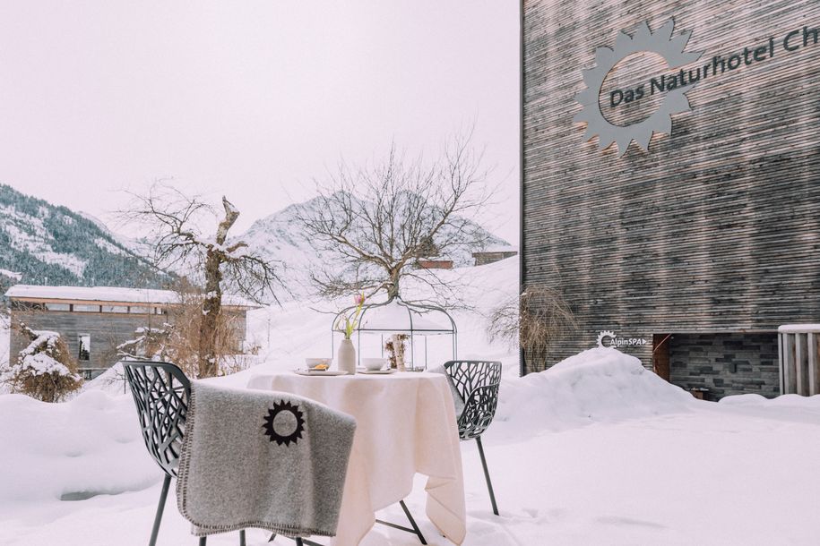naturhotel_chesa_valisa_restaurant_terrasse_winter_schnee_berge