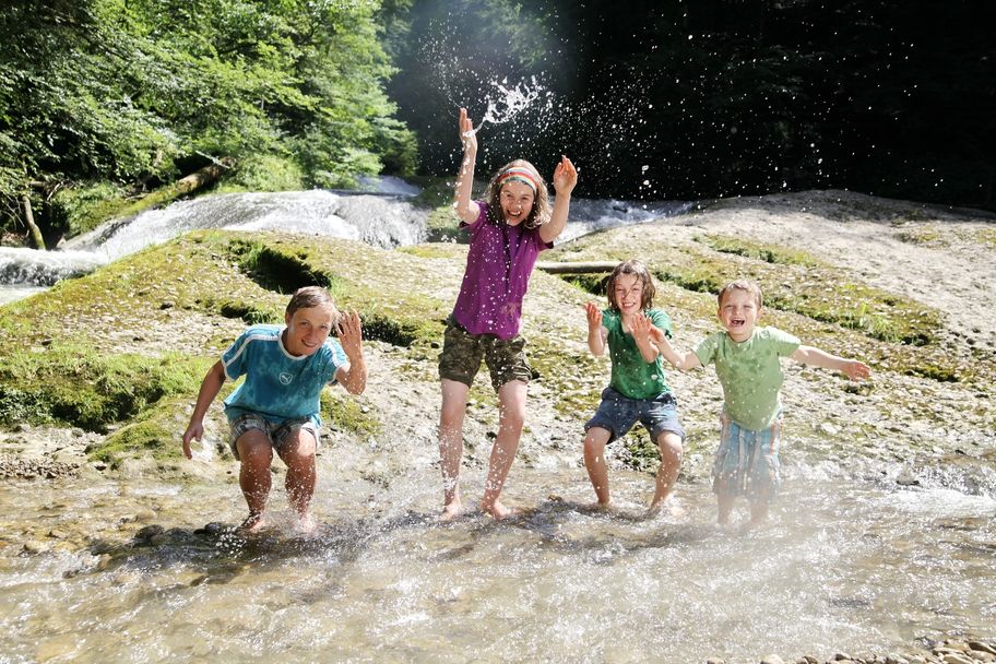 Am Wasserweg Eistobel mit der Familie
