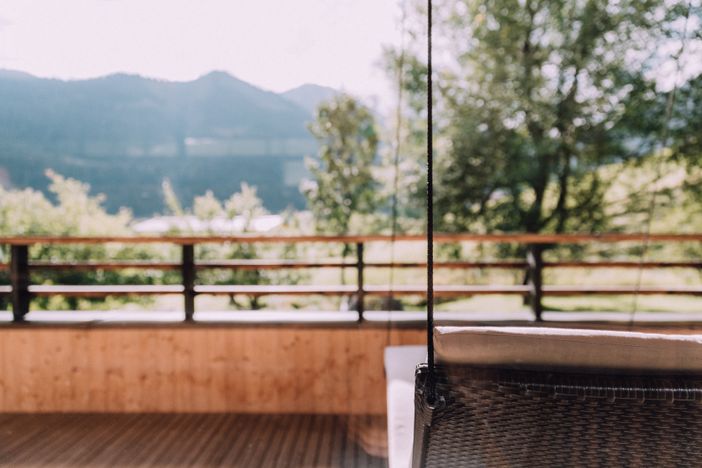 naturhotel_chesa_valisa_alpinspa_schwebeliege_garten-sommer