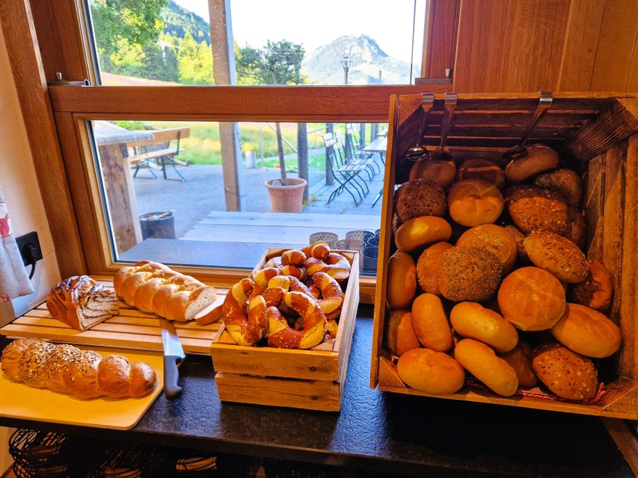 Frühstücksbuffet - frische Backwaren vom Bäcker