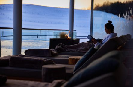 Liegen am Seefeuer im Winter