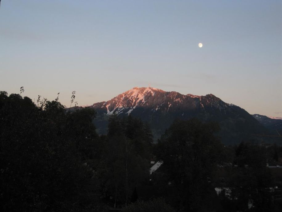 Grünten mit Vollmond