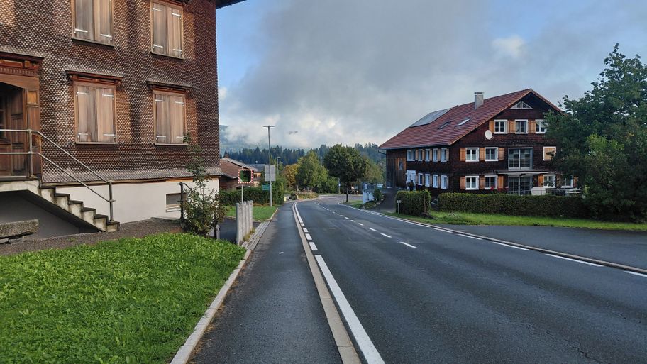Traditionell geschindelte Holzhäuser im Ortszentrum von Krumbach