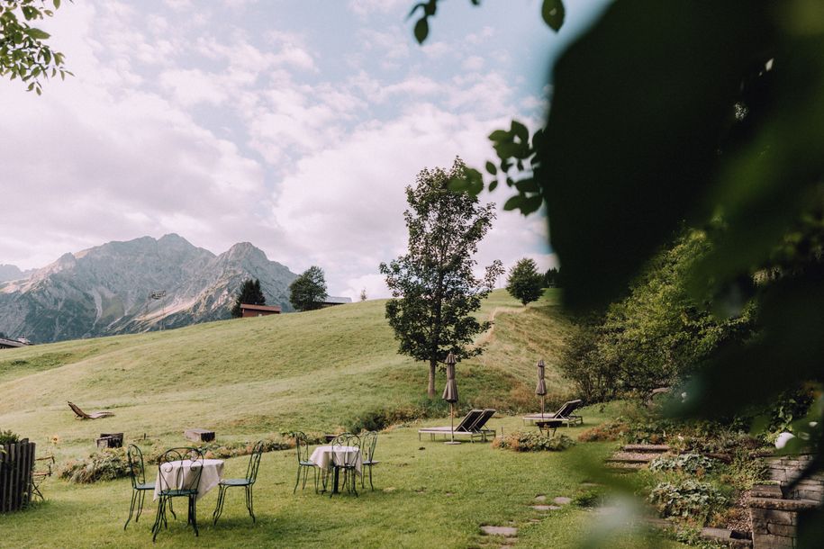 naturhotel_chesa_valisa_sommer_garten_bergblick
