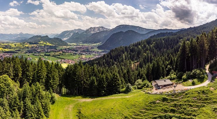 Hündeleskopfhütte mit Blick auf das Pfrontener Tal