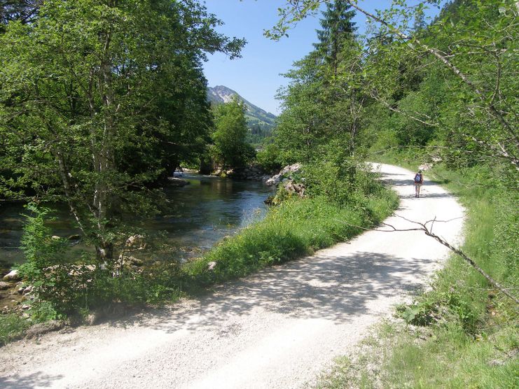 Der Radweg im Tal der Vils führt uns immer am Fluss entlang.
