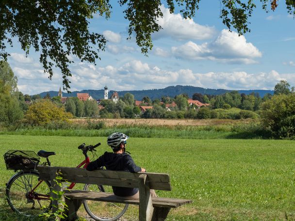 isny-radler-mit-stadtsicht-foto-heinz-bucher