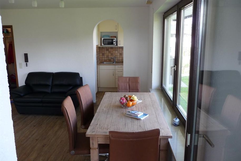 Essbereich im Wohnzimmer,Couch,Blick in Küche