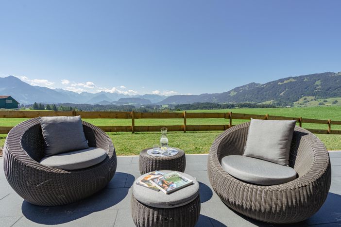 Sonnenterrrasse mit Loungemöbeln