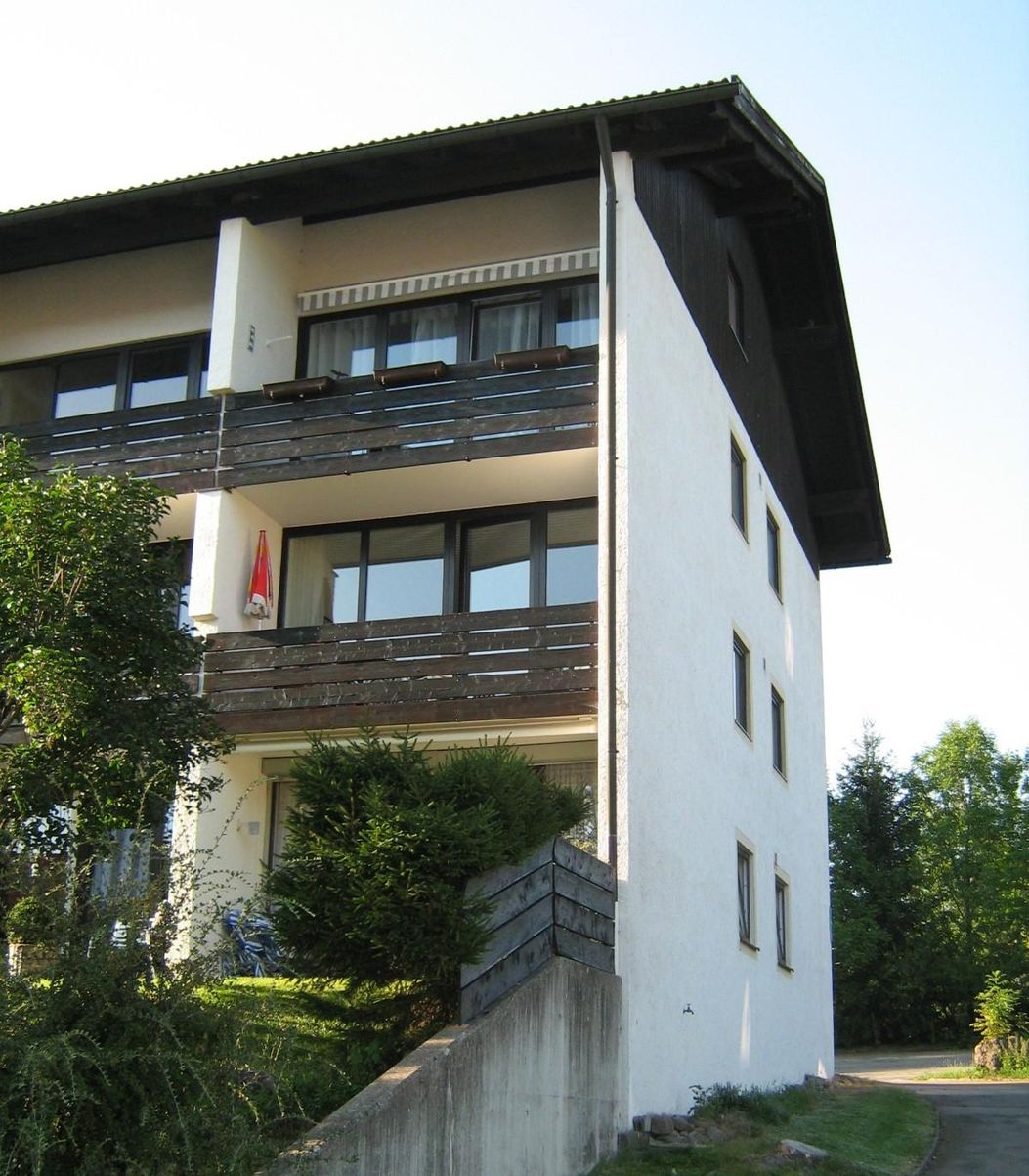 Außenansicht mit Sonnenschirm