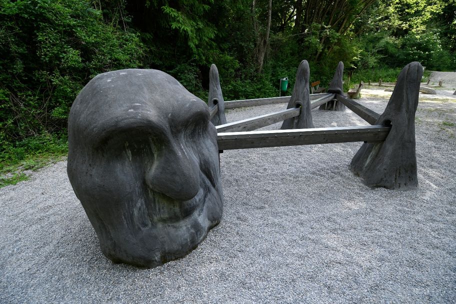 In_Stein_gemeiselt_Glueckszauber_Pfad