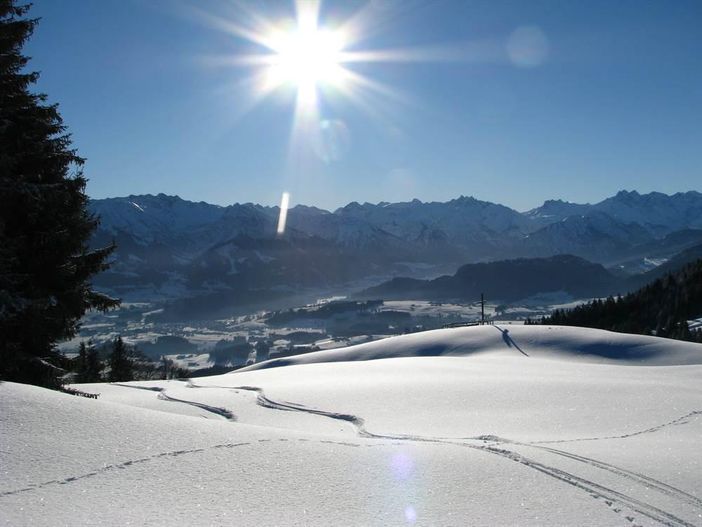 Spuren im Schnee am Ofterschwanger Horn