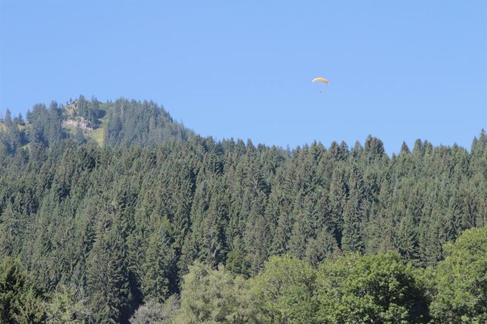 Bolsterlanger Horn mit Gleitschirmflieger