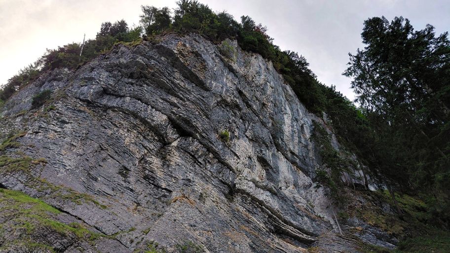 Hochaufragende Sedimentgesteine seitlich des Weges