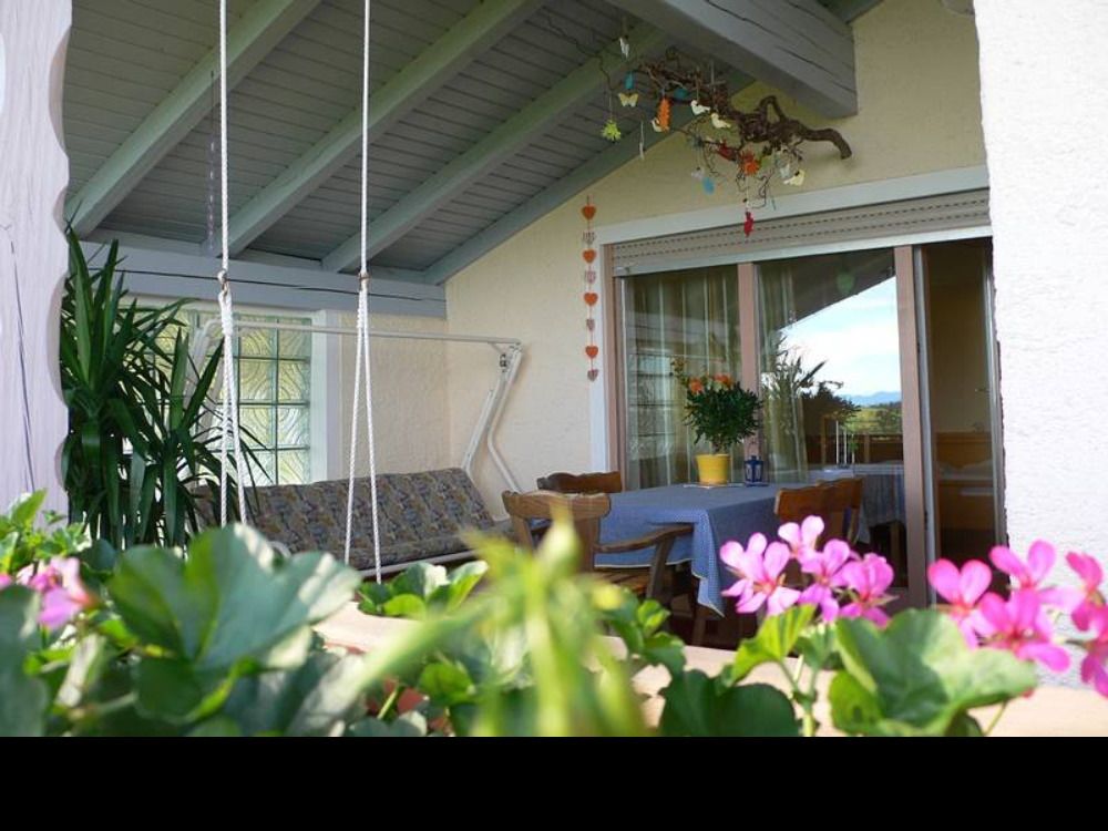 groerberdachterbalkonmithollywoodschaukel