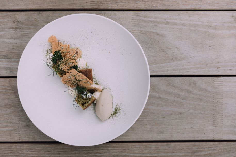 naturhotel_chesa_valisa_kulinarik_speisen_essen_holztisch