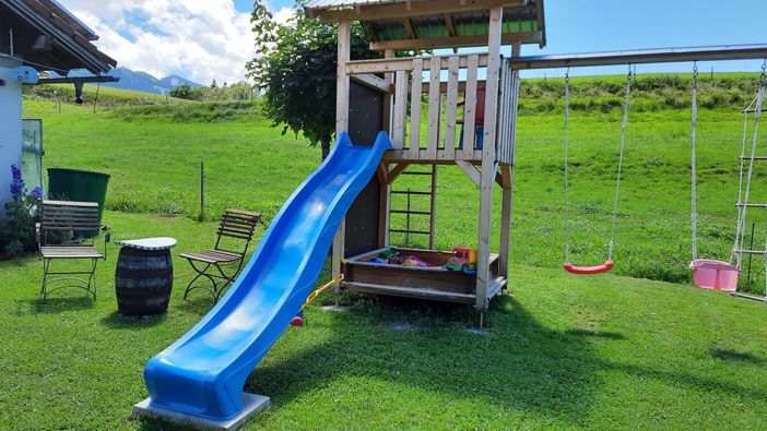 Spielturm mit Sandkasten