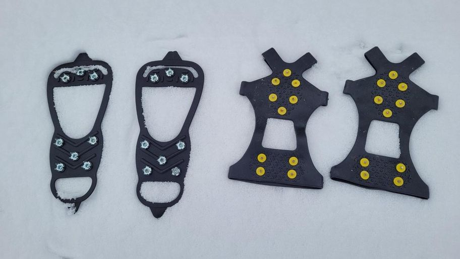 Im Winter sicher unterwegs - Zwei exemplarische Modelle für sog. Leichtgrödel, die auf eisigen oder schneebedeckten Passagen sehr guten Halt geben