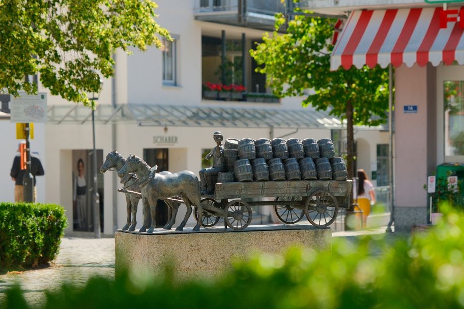 8 - Skulpturen am Bräuhausplatz