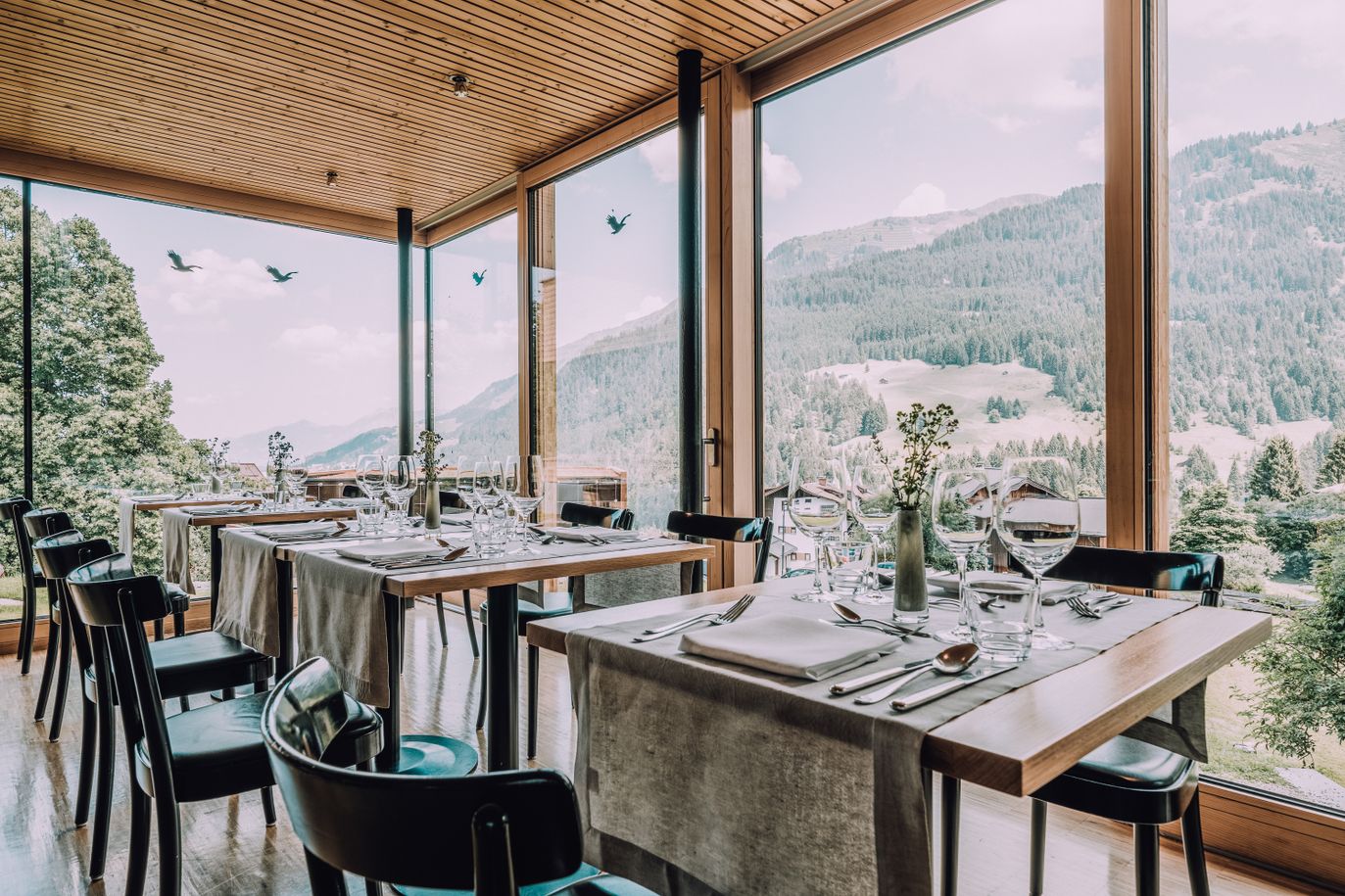 naturhotel_chesa_valisa_restaurant_wintergarten_sommer_weitblick