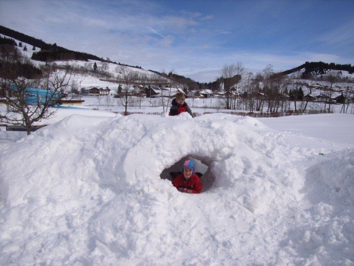 Kinder beim Iglu bauen