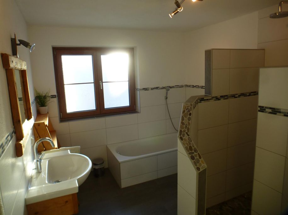 Badezimmer mit begehbarer Dusche und Badewanne