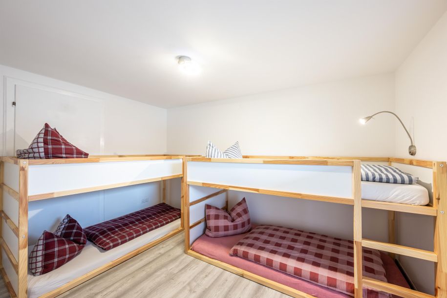 Schlafzimmer mit 2 Hochbetten