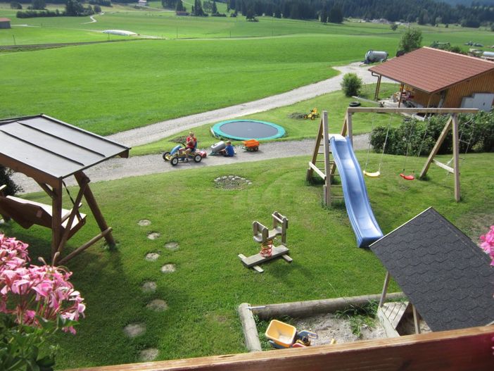 Spielplatz mit Liegewiese, Rießentrampolin, Gartenhaus, Go-Kart, Tretfahrzeuge, Grill und Feuerstelle