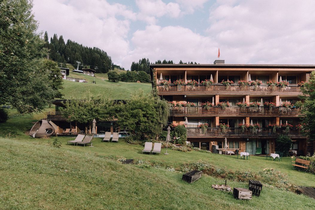 naturhotel_chesa_valisa_sommer_außen_chesa_garten_pool