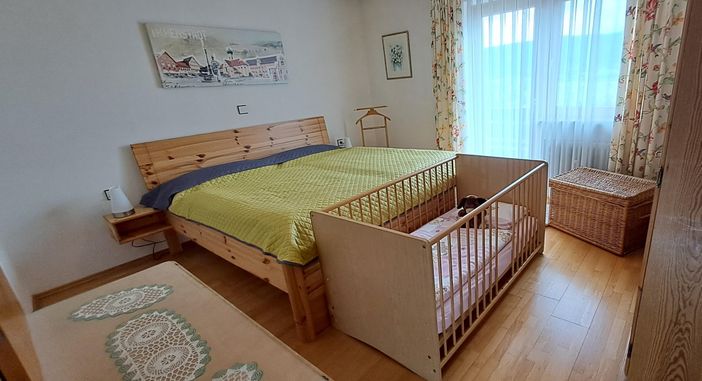 Schlafzimmer mit  Kinderbett nach Wunsch
