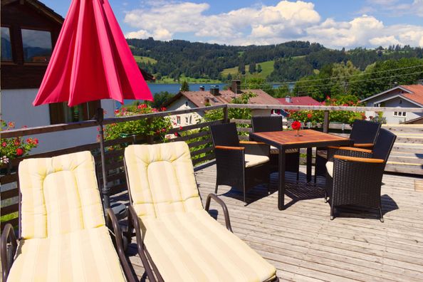 Große Holzveranda mit Seeblick