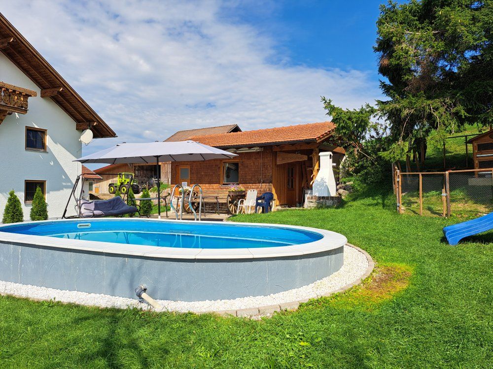 Gemütlicher Grill- und Sitzbereich am Pool