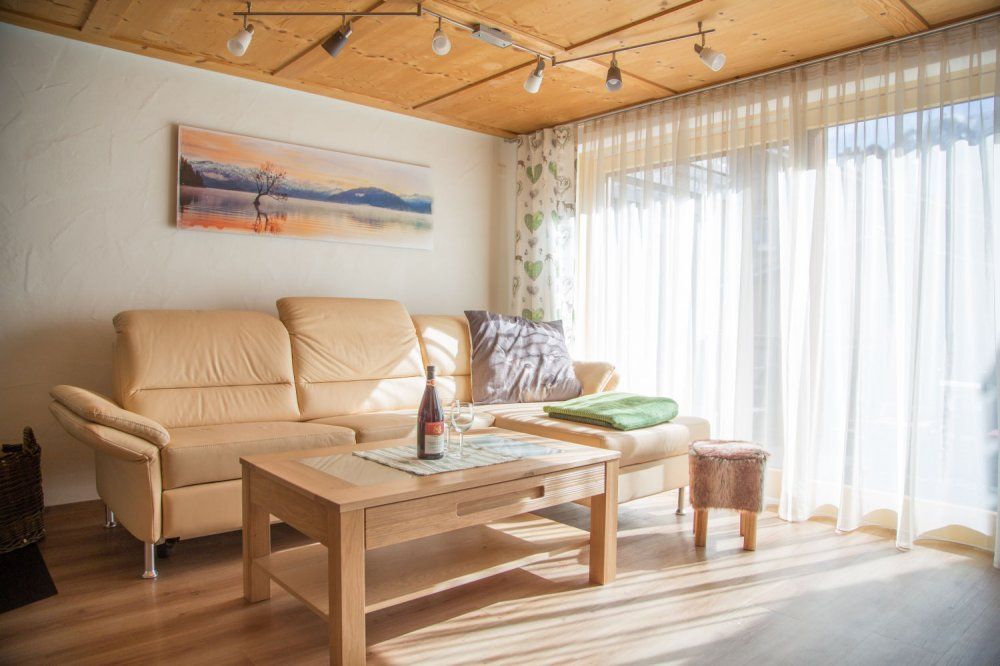 Lichtdurchflutetes Wohnzimmer mit Ledercouch