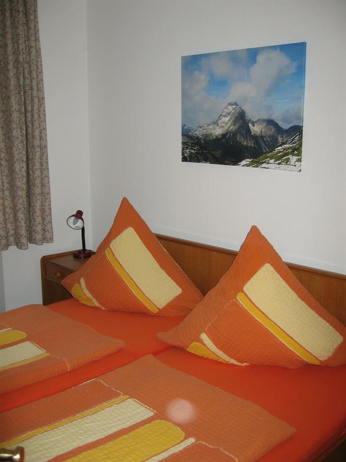 Schlafzimmer 1