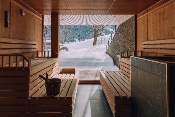 naturhotel_chesa_valisa_schnee_durch_finnische_sauna_fotografiert