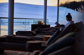 Liegen am Seefeuer im Winter