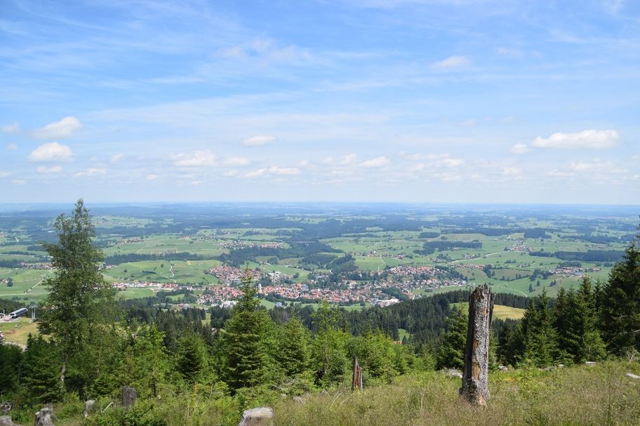 Ausblick auf Nesselwang vom Wanderweg zum Sportheim Böck