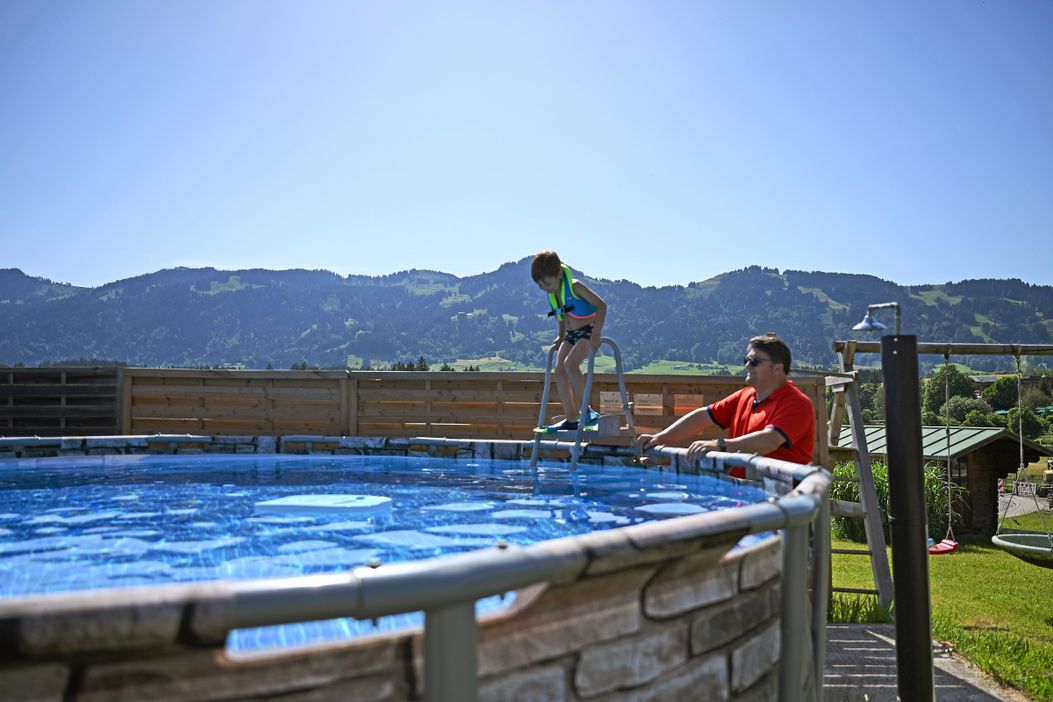 Pool mit Berpanorama
