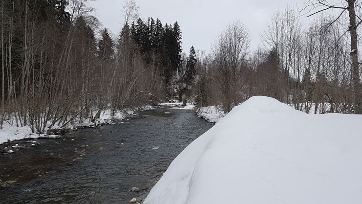 Winterwanderung entlang der Wertach bei Nesselwang im Allgäu