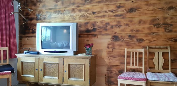 Aufenthaltsraum mit Fernseher